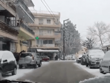 Β. Ελλάδα: Περιήγηση στη χιονισμένη Αριδαία (βίντεο)